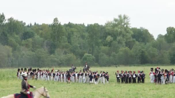 Borodino, Rusko-září 02, 2017-znovupřijetí bitvy o Borodino, Vlastenecká válka za 1812 roku. Turisté sledují vystoupení z oplocovaných míst. — Stock video