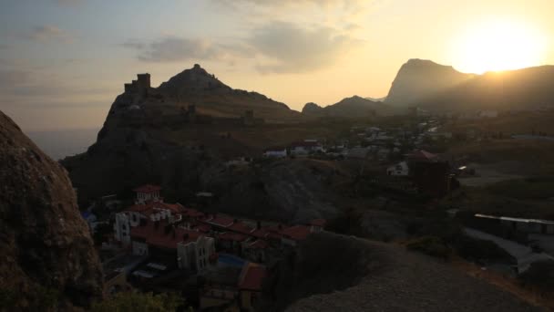Antike genuesische Festung in Sudak. Panoramablick bei Sonnenuntergang. Krim. — Stockvideo