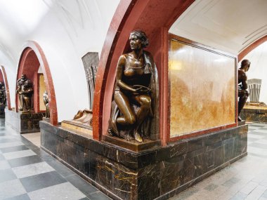 Moskova, Rusya-04 Haziran 2018. Ploshchad Revolyutsii (Revolution Square) Moskova Metro İstasyonu salonu. Yeraltı ulaşım sistemi iç. Farklı şeyler yapan insanların heykelleri.