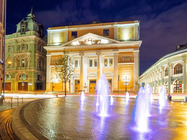 Moskwa, Rosja-03 czerwca 2018. Oświetlone fontanna na placu przed Izby Przemysłowo-przemysłowej Federacji Rosyjskiej i Old Merchant Court. Nocny widok panoramiczny. — Zdjęcie stockowe