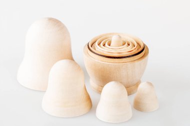 Açık ahşap yuvalama bebek seti. Beyaz arka planda Matryoshka adlı Rus geleneksel oyuncak. Boşluk Kopyala.