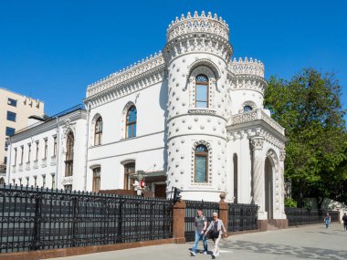 Moskova, Rusya-Mayıs 18, 2019. Yürüyen insanlar Arseny Morozov House ana girişinde Pass. Vozdvizhenka Caddesi 'nde tarihi bina.