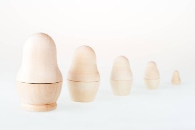 Açık ahşap iç bebek. Beyaz arka planda Matryoshka adlı Rus geleneksel oyuncak. Boşluk Kopyala.