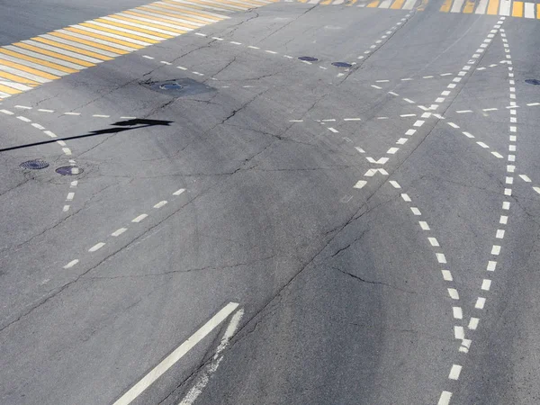 Marcas de carretera en el asfalto. Carteles pintados en la carretera y el paso peatonal. Línea punteada y flechas. Moscú, Rusia . — Foto de Stock