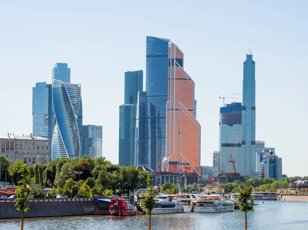 MOSCÚ, RUSIA - 10 de septiembre de 2016. Vista panorámica de los edificios de la ciudad de Moscú, moderno centro de oficinas de negocios en la orilla del río Moscú . — Foto de Stock