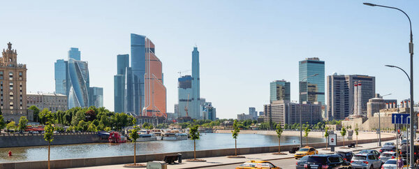 МОСКВА, Россия - 18 мая 2019 года. Панорама зданий Москвы, отель Crowne Plaza, Всемирный торговый центр, Трехгорская мануфактура на берегу Москвы-реки
.