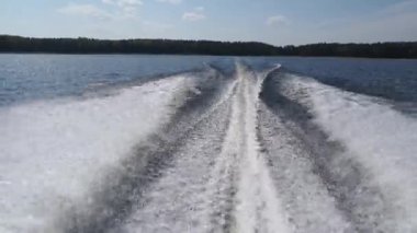 Motor teknesinden su dalgaları. Seliger Lake, Rusya Federasyonu.