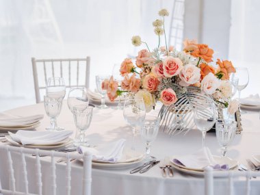 Masa çatal ve vazolar çiçekleri ile düğün ziyafet için servis edilir. Pastel renkli süslemeler.