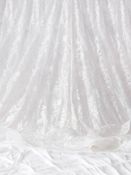 Vestido de noiva atado com elementos bordados. Acessório simbólico tradicional nupcial para cerimônia de casamento . — Fotografia de Stock