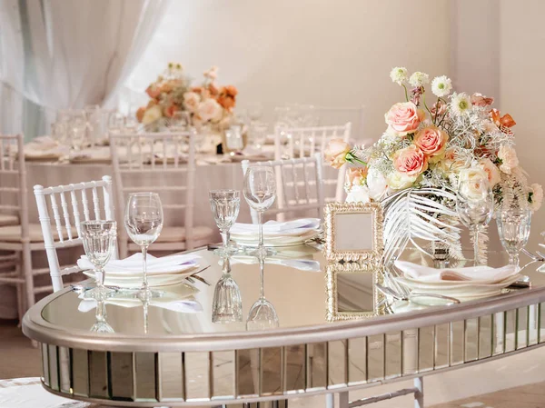 Mesa servida para banquete de bodas con cubiertos y flores en jarrones. Decoraciones de color pastel . — Foto de Stock