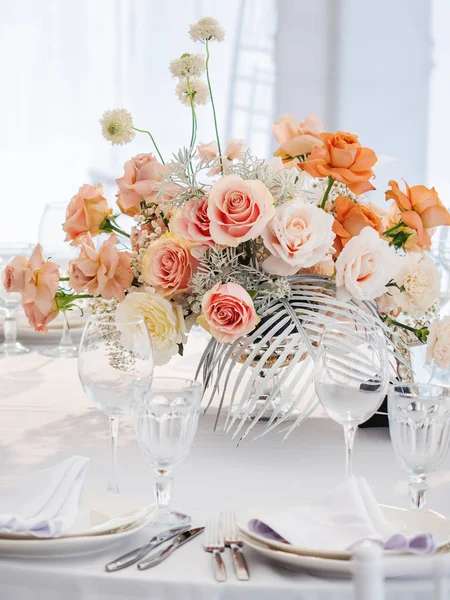 Mesa servida para banquete de bodas con cubiertos y flores en jarrones. Decoraciones de color pastel . — Foto de Stock
