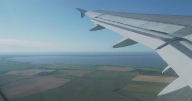 Uçağın penceresinden yukarıdaki tarlave bahçelerde havadan görünüm. Uçan uçaktan manzara.