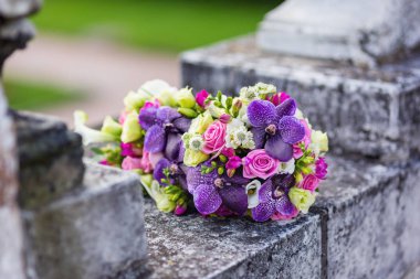 Freesias, pembe gül ve mor orkide ile güzel gelin buketi. Geleneksel gelin aksesuarı ve aşk ve evlilik sembolü.