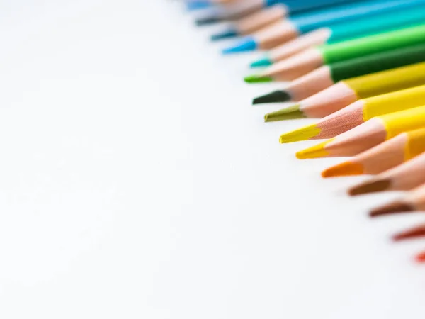 Rząd kolorowych ołówków akwarelowych na białym tle. Materiały szkolne. Papeteria dziecięca z przestrzenią kopią. Powrót do tła szkolnego. — Zdjęcie stockowe
