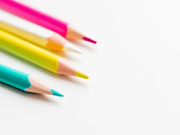 Kolorowe ołówki akwarelowe na białym tle. Materiały szkolne z przestrzenią kopiowania. Papeteria dziecięca. Powrót do tła szkolnego. — Zdjęcie stockowe