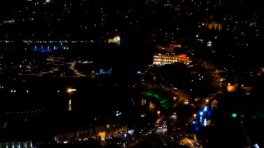 Gürcistan ülkesinin başkenti Tiflis gece panorama görünümü. Aydınlatma ve hareketli araba ışıkları ile karanlık sokaklar.