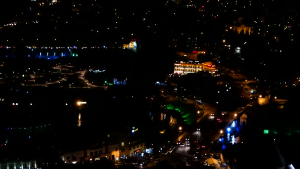 Noční panoramatický pohled na hlavní město Tbilisi v gruzínské zemi. Temné uličky s osvětlením a pohybovými světly. — Stock video