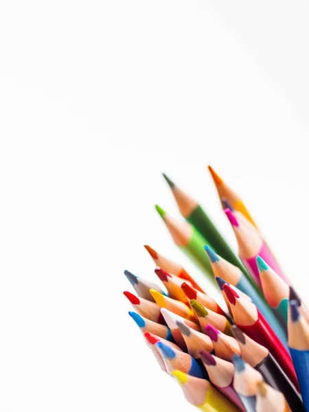 Kilka kolorowych ołówków akwarelowych na białym tle. Materiały szkolne. Papeteria dziecięca z przestrzenią kopią. Powrót do tła szkolnego. — Zdjęcie stockowe