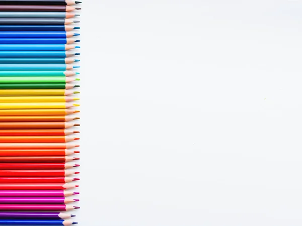 Poziome rzędy kolorowych ołówków na białym tle. Zaopatrzenie szkolne w barwniki tęczowe. Papeteria dziecięca z przestrzenią kopią. Powrót do tła szkolnego. — Zdjęcie stockowe