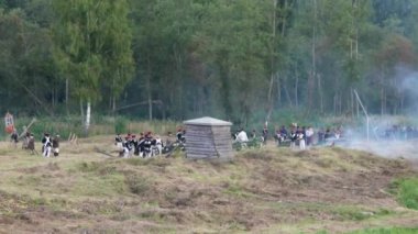 Borodino, Rusya-Eylül 02, 2017-Borodino savaşın yeniden canlandırmada 1812 yıl Vatanseverlik Savaşı. Turistler çitle çevrili yerlerden performansı izlemek.