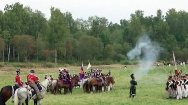 Borodino, Rusya-Eylül 02, 2017-Borodino savaşın yeniden canlandırmada 1812 yıl Vatanseverlik Savaşı. Turistler çitle çevrili yerlerden performansı izlemek.
