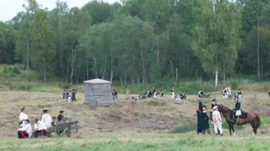 Borodino, Rusya-Eylül 02, 2017-Borodino savaşın yeniden canlandırmada 1812 yıl Vatanseverlik Savaşı. Turistler çitle çevrili yerlerden performansı izlemek.