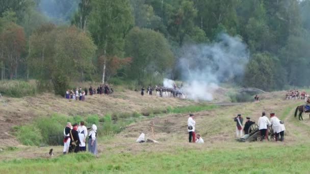 Borodino, Rusko-září 02, 2017-znovupřijetí bitvy o Borodino, Vlastenecká válka za 1812 roku. Turisté sledují vystoupení z oplocovaných míst. — Stock video