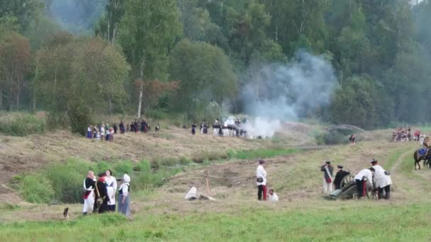 BORODINO, RUSIA - 02 de septiembre de 2017 - Representación de la batalla de Borodino la guerra patriótica de 1812 años. Los turistas ven la actuación desde los lugares cercados . — Vídeos de Stock