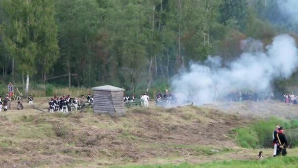 BORODINO, RUSIA - 02 de septiembre de 2017 - Representación de la batalla de Borodino la guerra patriótica de 1812 años. Los turistas ven la actuación desde los lugares cercados . — Vídeos de Stock