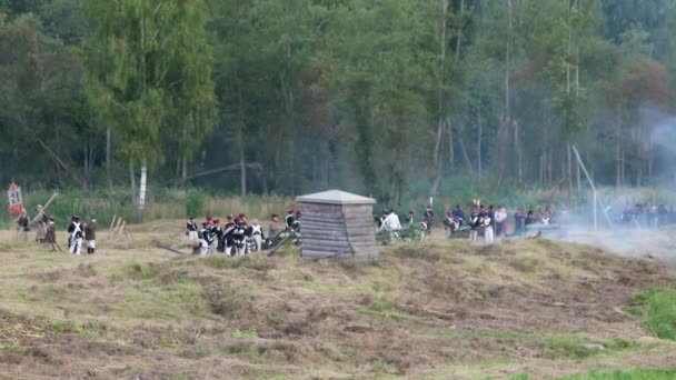 Borodino, Ryssland-september 02, 2017-reenactment av slaget vid Borodino det patriotiska kriget 1812 år. Turister titta på prestanda från från inhägnade platser. — Stockvideo