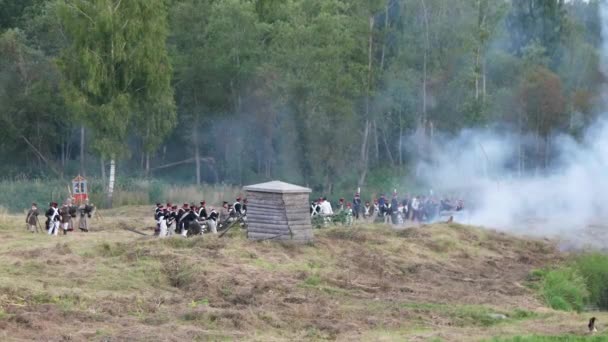 BORODINO, RUSIA - 02 de septiembre de 2017 - Representación de la batalla de Borodino la guerra patriótica de 1812 años. Los turistas ven la actuación desde los lugares cercados . — Vídeo de stock