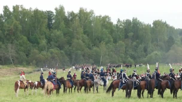 보로디노, 러시아 - 9 월 02, 2017 - 1812 년의 애국 전쟁의 보로디노 전투의 재연 . 관광객들은 울타리가 있는 장소에서 공연을 관람합니다.. — 비디오