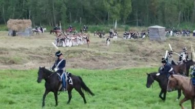 Borodino, Rusya-Eylül 02, 2017-Borodino savaşın yeniden canlandırmada 1812 yıl Vatanseverlik Savaşı. Turistler çitle çevrili yerlerden performansı izlemek.