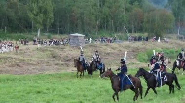 Borodino, Rusya-Eylül 02, 2017-Borodino savaşın yeniden canlandırmada 1812 yıl Vatanseverlik Savaşı. Turistler çitle çevrili yerlerden performansı izlemek.