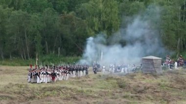 Borodino, Rusya-Eylül 02, 2017-Borodino savaşın yeniden canlandırmada 1812 yıl Vatanseverlik Savaşı. Turistler çitle çevrili yerlerden performansı izlemek.