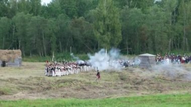 Borodino, Rusya-Eylül 02, 2017-Borodino savaşın yeniden canlandırmada 1812 yıl Vatanseverlik Savaşı. Turistler çitle çevrili yerlerden performansı izlemek.