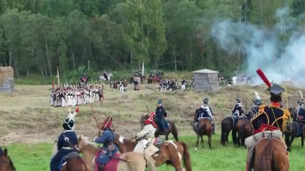 BORODINO, RUSSIE - 02 septembre 2017 - Reconstitution de la bataille de Borodino la guerre patriotique de 1812 année. Les touristes regardent la performance depuis les lieux clôturés . — Video