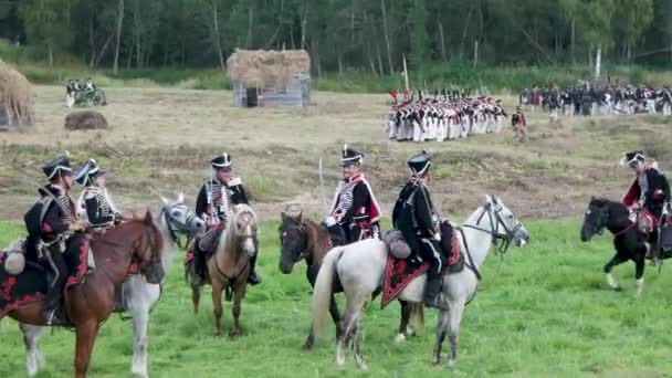 BORODINO, RUSIA - 02 de septiembre de 2017 - Representación de la batalla de Borodino la guerra patriótica de 1812 años. Los turistas ven la actuación desde los lugares cercados . — Vídeo de stock