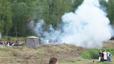 Borodino, Rusya-Eylül 02, 2017-Borodino savaşın yeniden canlandırmada 1812 yıl Vatanseverlik Savaşı. Turistler çitle çevrili yerlerden performansı izlemek.