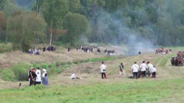 Borodino, Rusya-Eylül 02, 2017-Borodino savaşın yeniden canlandırmada 1812 yıl Vatanseverlik Savaşı. Turistler çitle çevrili yerlerden performansı izlemek.