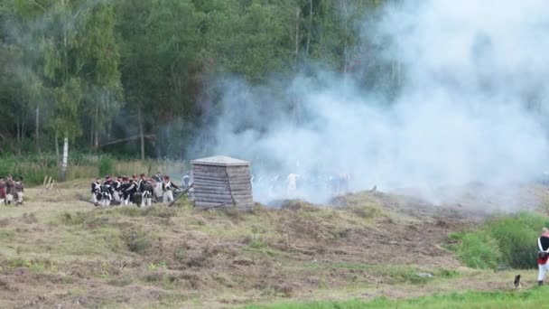 Borodino, Ryssland-september 02, 2017-reenactment av slaget vid Borodino det patriotiska kriget 1812 år. Turister titta på prestanda från från inhägnade platser. — Stockvideo