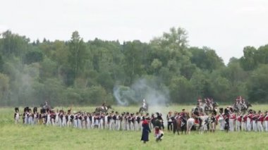 Borodino, Rusya-Eylül 02, 2017-Borodino savaşın yeniden canlandırmada 1812 yıl Vatanseverlik Savaşı. Turistler çitle çevrili yerlerden performansı izlemek.