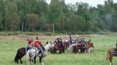 Borodino, Rusya-Eylül 02, 2017-Borodino savaşın yeniden canlandırmada 1812 yıl Vatanseverlik Savaşı. Turistler çitle çevrili yerlerden performansı izlemek.
