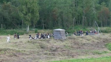 Borodino, Rusya-Eylül 02, 2017-Borodino savaşın yeniden canlandırmada 1812 yıl Vatanseverlik Savaşı. Turistler çitle çevrili yerlerden performansı izlemek.