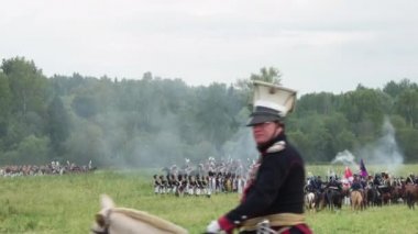 Borodino, Rusya-Eylül 02, 2017-Borodino savaşın yeniden canlandırmada 1812 yıl Vatanseverlik Savaşı. Turistler çitle çevrili yerlerden performansı izlemek.