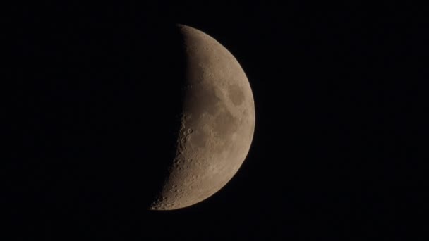 Přírodní noční pozadí s temnou oblohu a half Moon, země družice. Dorůstající srpek fáze. — Stock video