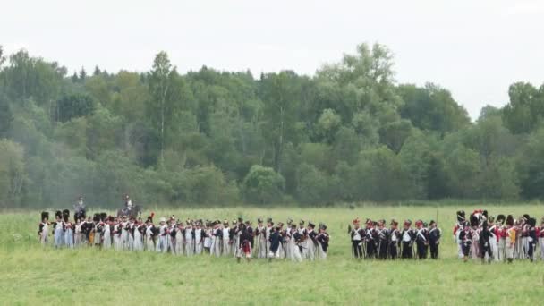 Borodino, Ryssland-september 02, 2017-reenactment av slaget vid Borodino det patriotiska kriget 1812 år. Turister titta på prestanda från från inhägnade platser. — Stockvideo