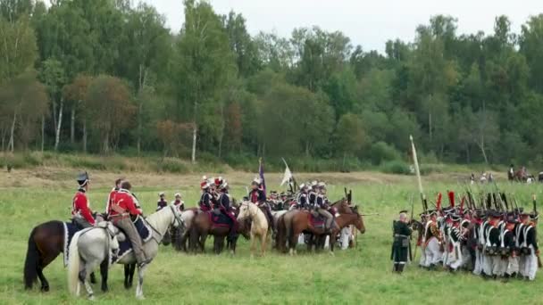 Borodino, Rusya-Eylül 02, 2017-Borodino savaşın yeniden canlandırmada 1812 yıl Vatanseverlik Savaşı. Turistler çitle çevrili yerlerden performansı izlemek. — Stok video