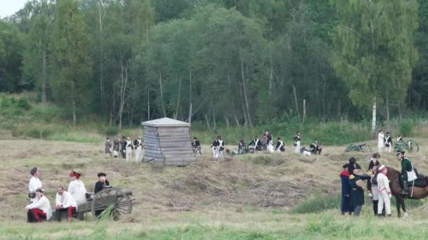 BORODINO, RUSSIE - 02 septembre 2017 - Reconstitution de la bataille de Borodino la guerre patriotique de 1812 année. Les touristes regardent la performance depuis les lieux clôturés . — Video