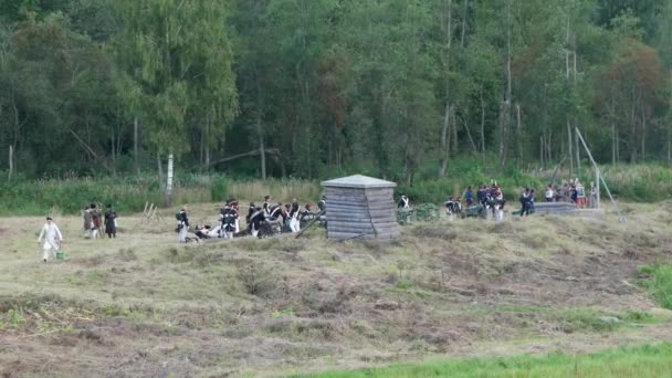 Borodino, Ryssland-september 02, 2017-reenactment av slaget vid Borodino det patriotiska kriget 1812 år. Turister titta på prestanda från från inhägnade platser. — Stockvideo